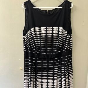 Sleeveless dress with pockets